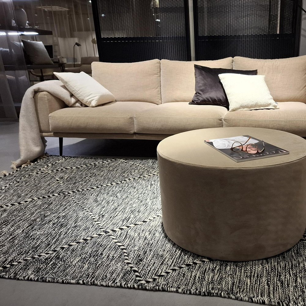 Tapis berbère écru à pois noir en laine avec franges
