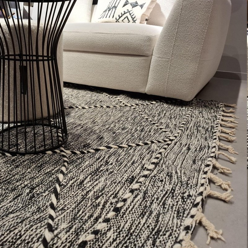 Tapis berbère écru à pois noir en laine avec franges