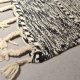 Tapis berbère écru à pois noir en laine avec franges