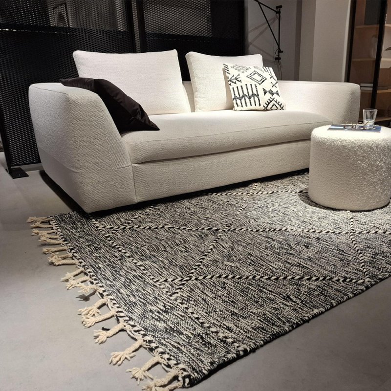 Tapis berbère écru à pois noir en laine avec franges