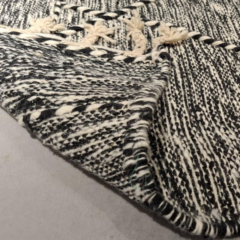 Tapis KILIM sur mesure en laine noir et ivoire avec franges