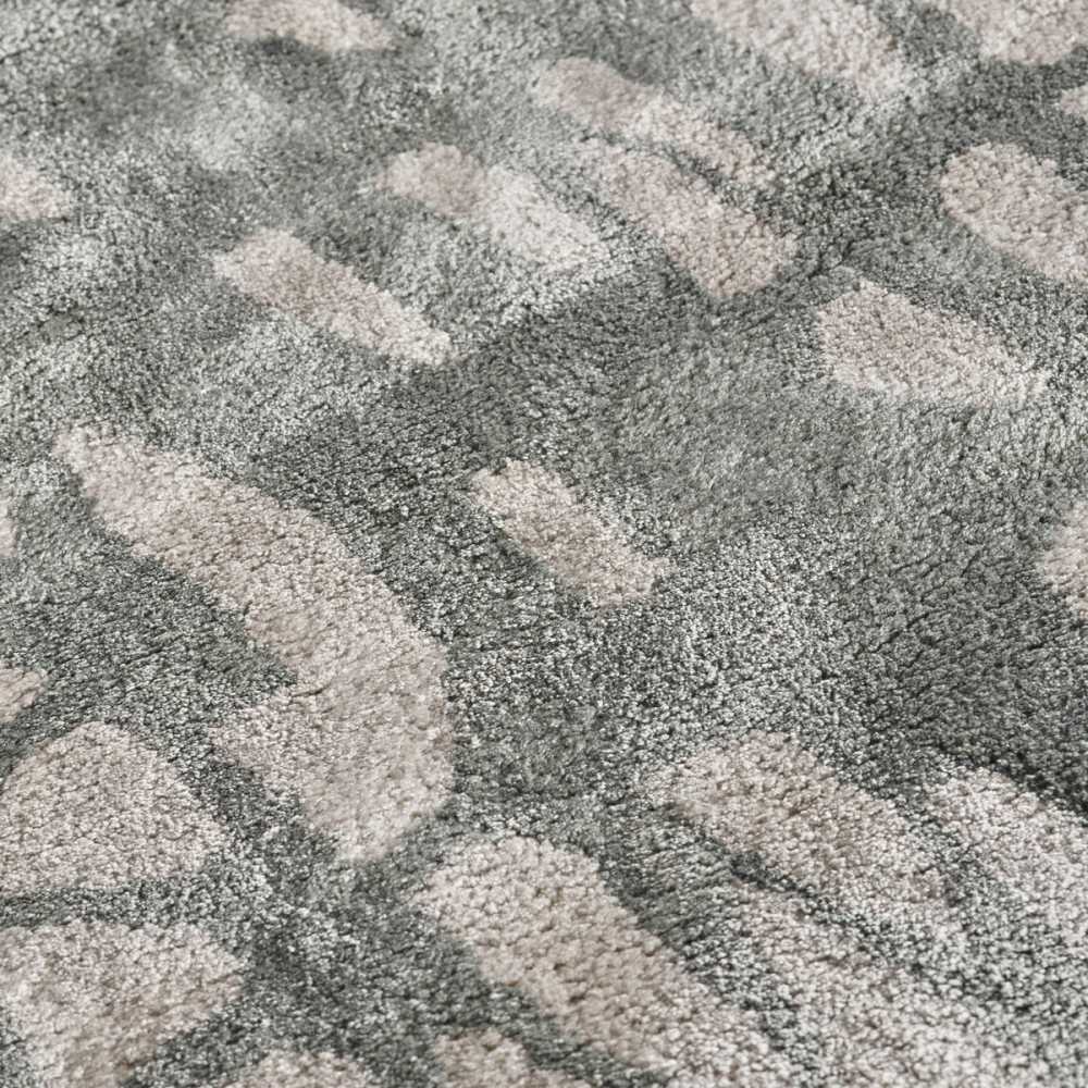 Tapis prestige beige à motifs gris en viscose tufté main par Angelo.