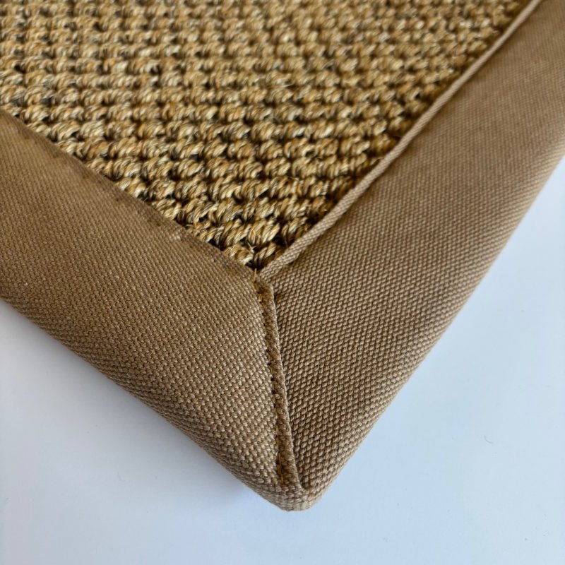 Tapis sur mesure en sisal couleur chaume finition gansée