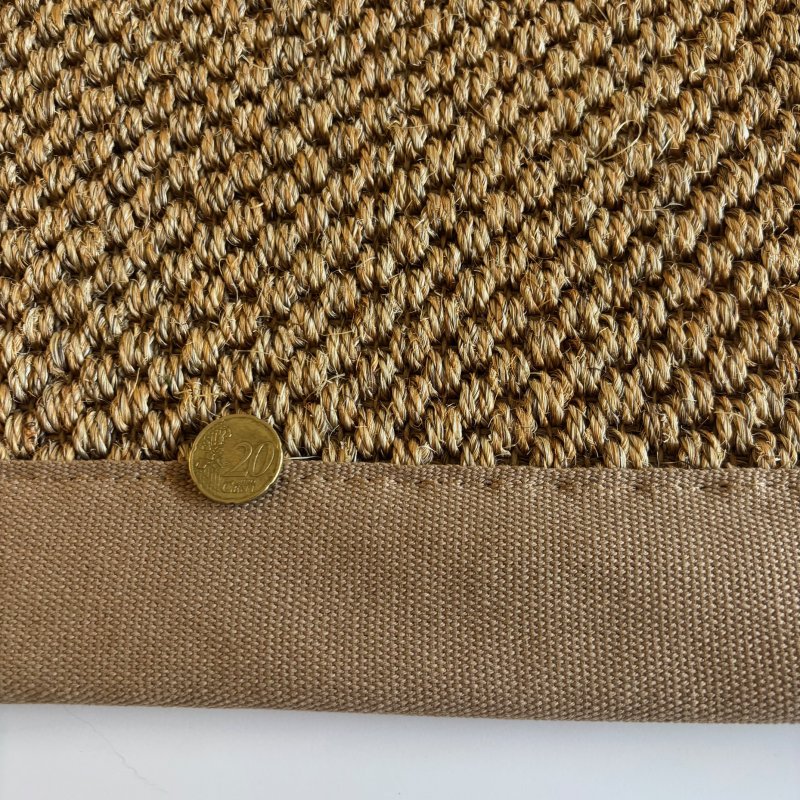 Tapis sur mesure en sisal couleur chaume finition gansée