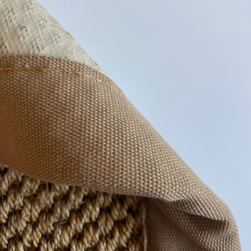 Tapis sur mesure en sisal couleur chaume finition gansée