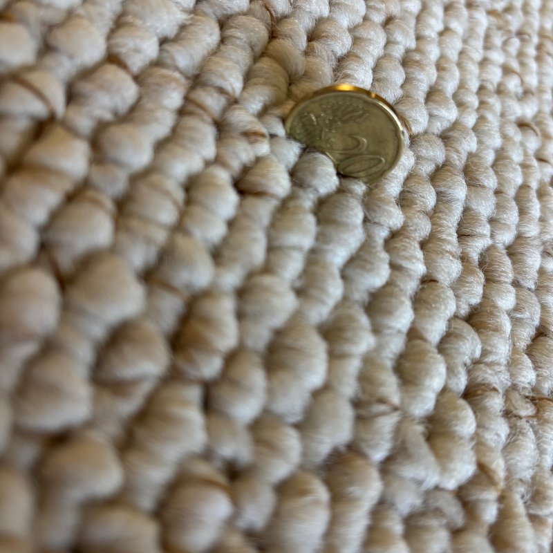 Tapis de salon sur mesure beige clair effet laine bouclée finition gansée