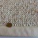 Tapis de salon sur mesure beige clair effet laine bouclée finition gansée