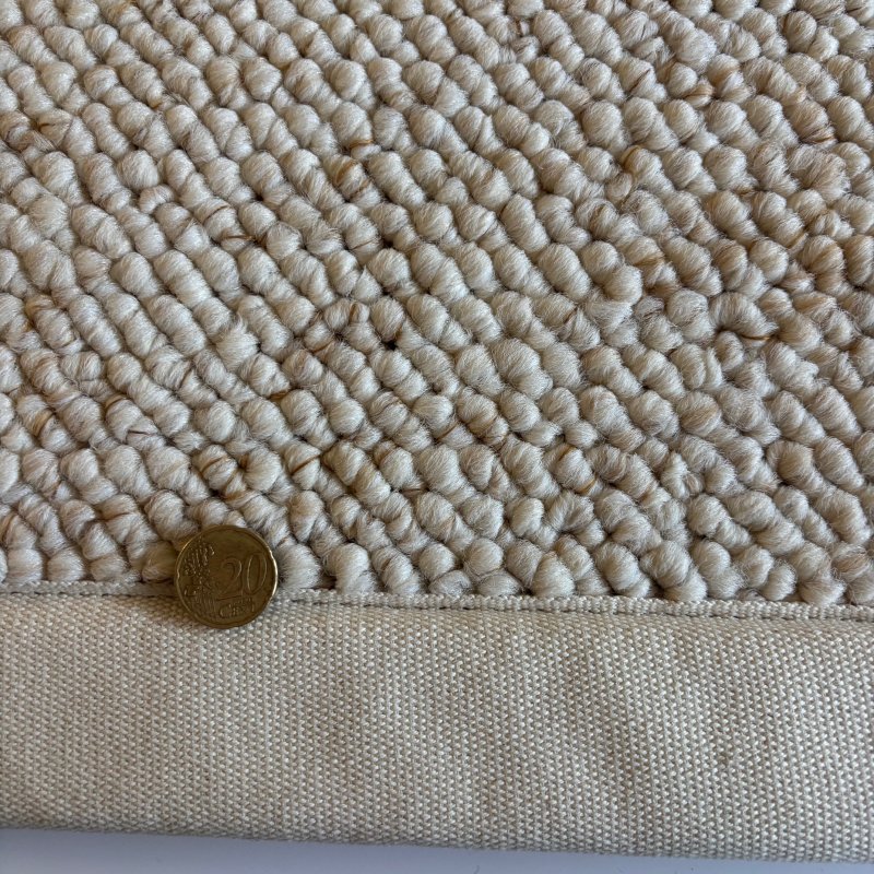Tapis de salon sur mesure beige clair effet laine bouclée finition gansée