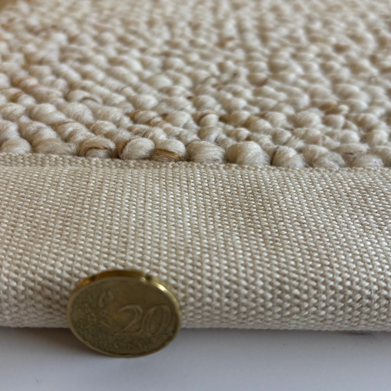Tapis de salon sur mesure beige clair effet laine bouclée finition gansée