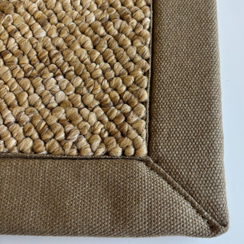 Tapis de salon sur mesure beige clair effet laine bouclée finition gansée