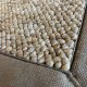 Tapis de salon sur mesure beige clair effet laine bouclée finition gansée
