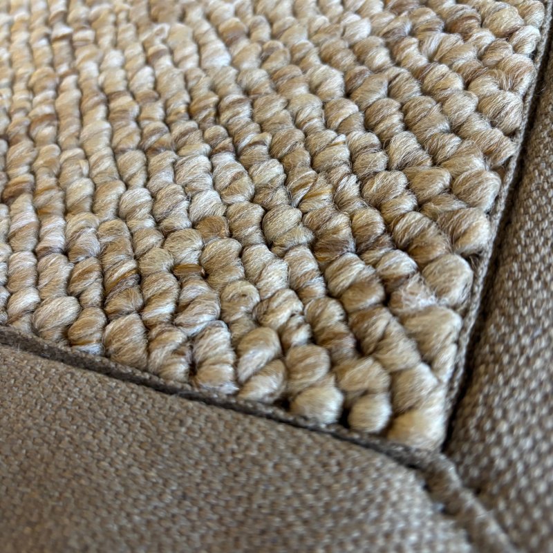 Tapis de salon sur mesure beige clair effet laine bouclée finition gansée