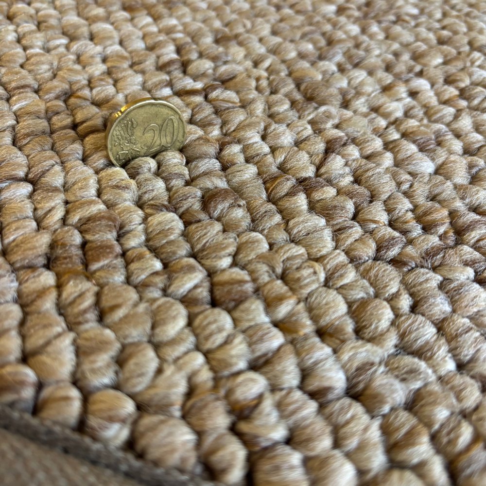 Tapis de salon sur mesure beige clair effet laine bouclée finition gansée