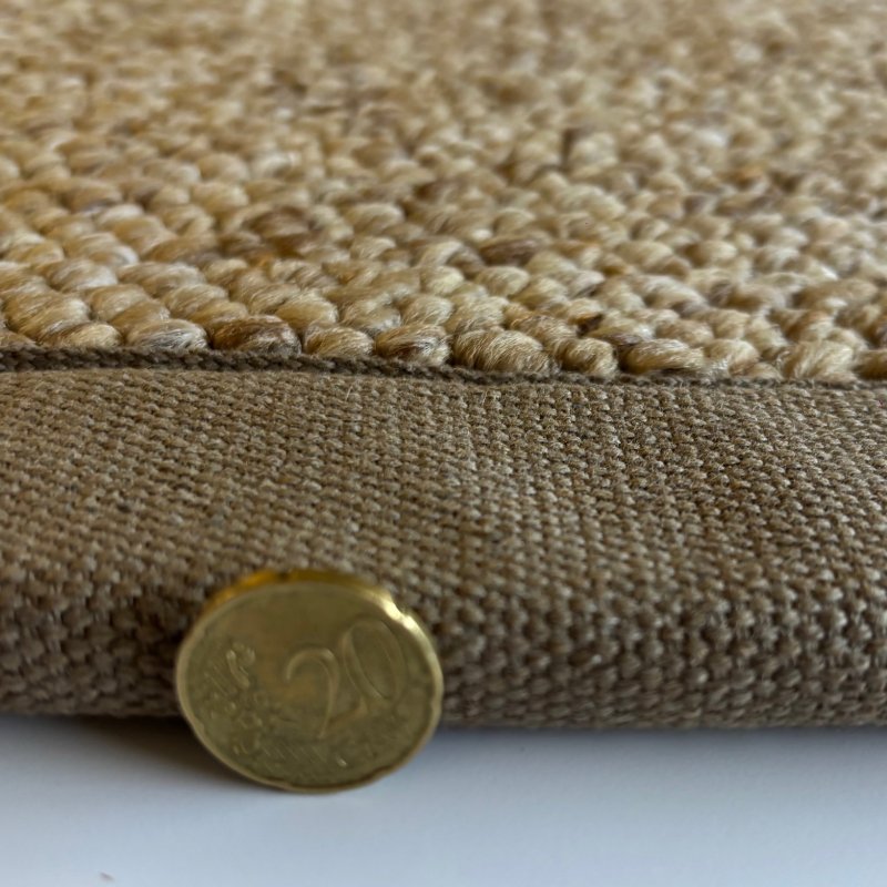 Tapis de salon sur mesure beige clair effet laine bouclée finition gansée