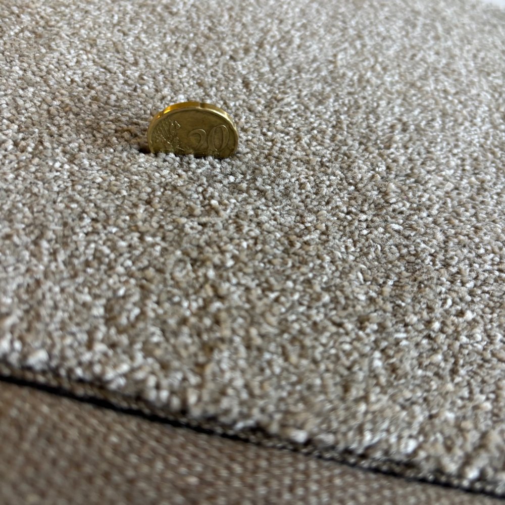 Tapis sur mesure beige foncé doux et résistant finition gansée