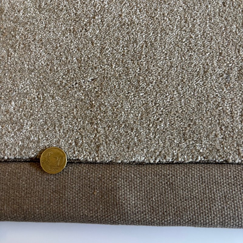Tapis sur mesure beige foncé doux et résistant finition gansée