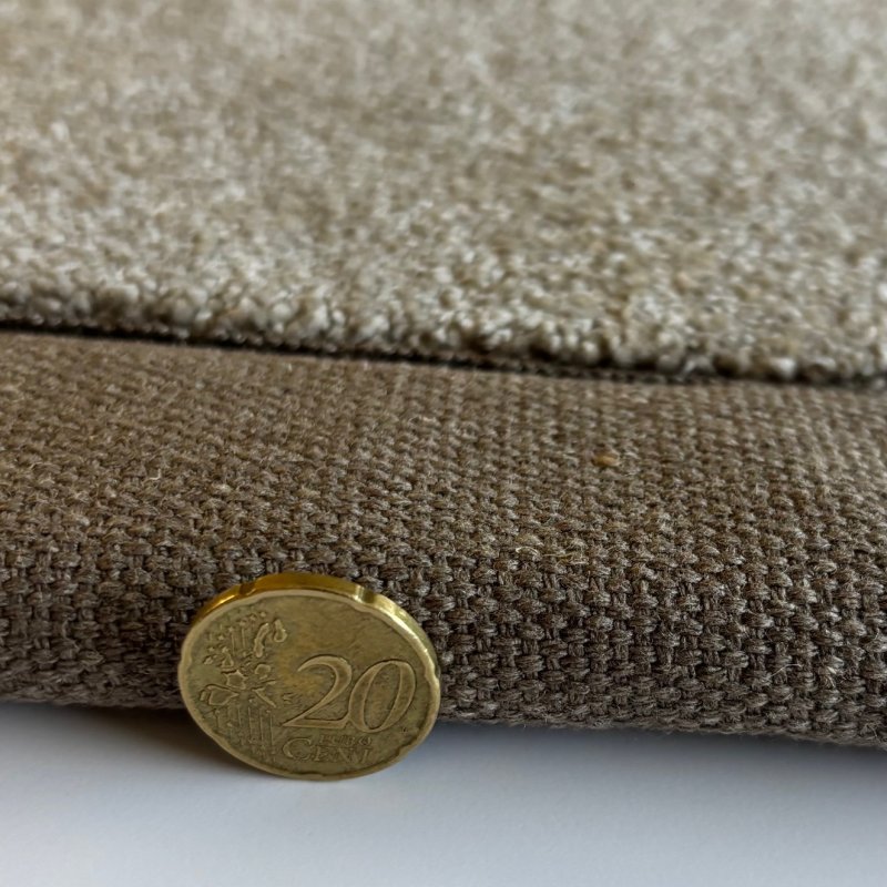 Tapis sur mesure beige foncé doux et résistant finition gansée