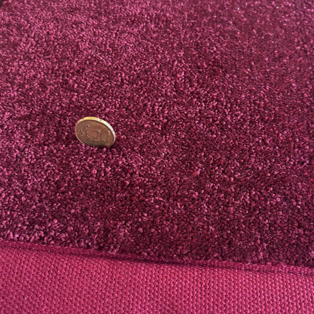 Tapis sur mesure rose doux et résistant finition gansée