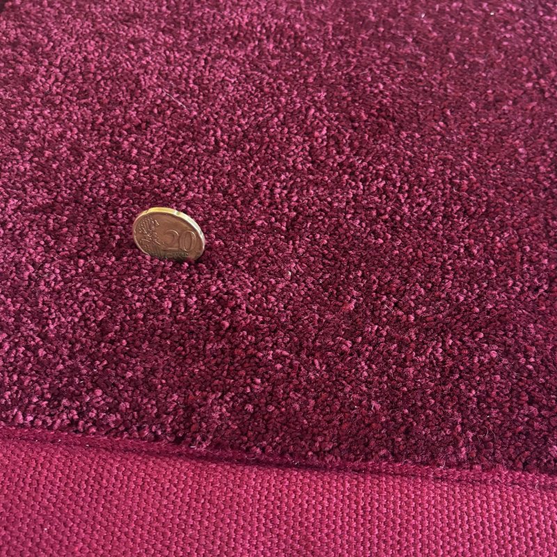 Tapis sur mesure rose doux et résistant finition gansée