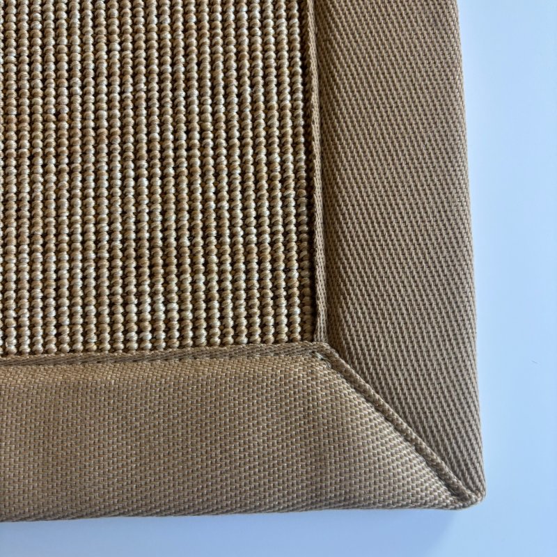 Tapis sur mesure aspect sisal beige clair finition gansée