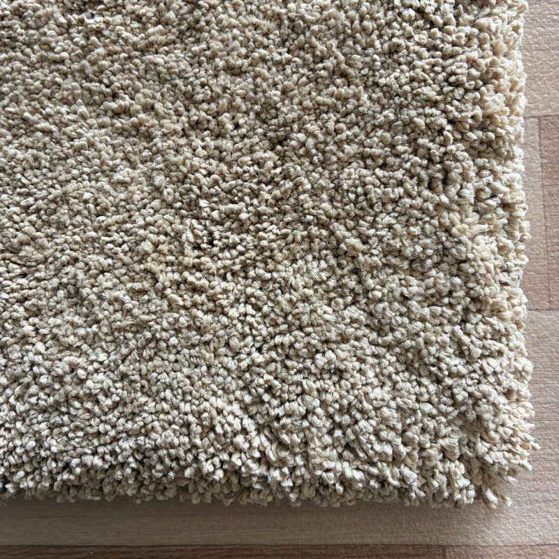 Tapis sur mesure beige foncé épais et moelleux