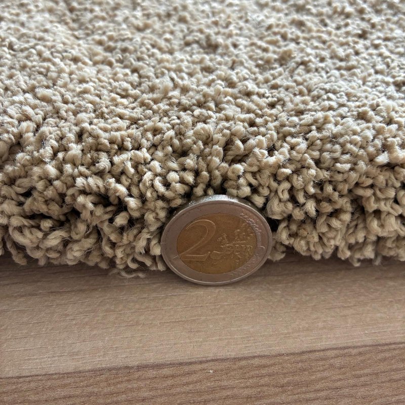 Tapis sur mesure beige foncé épais et moelleux