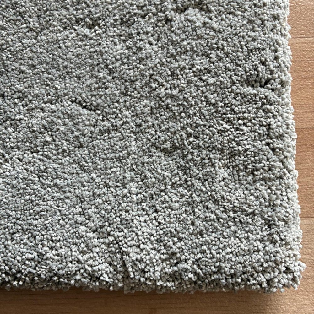 Tapis sur mesure gris clair épais et moelleux