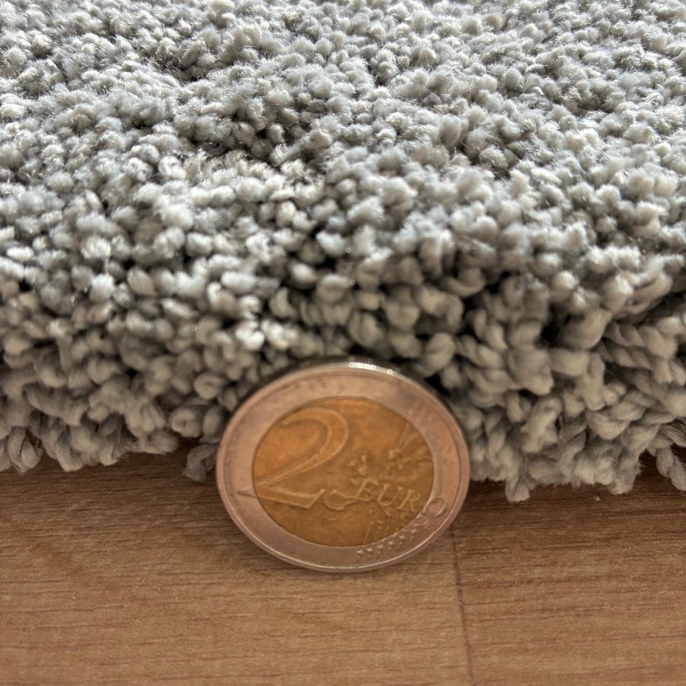 Tapis sur mesure gris clair épais et moelleux