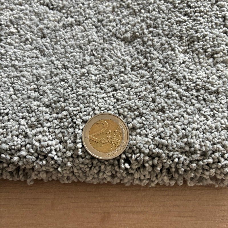 Tapis sur mesure gris clair épais et moelleux