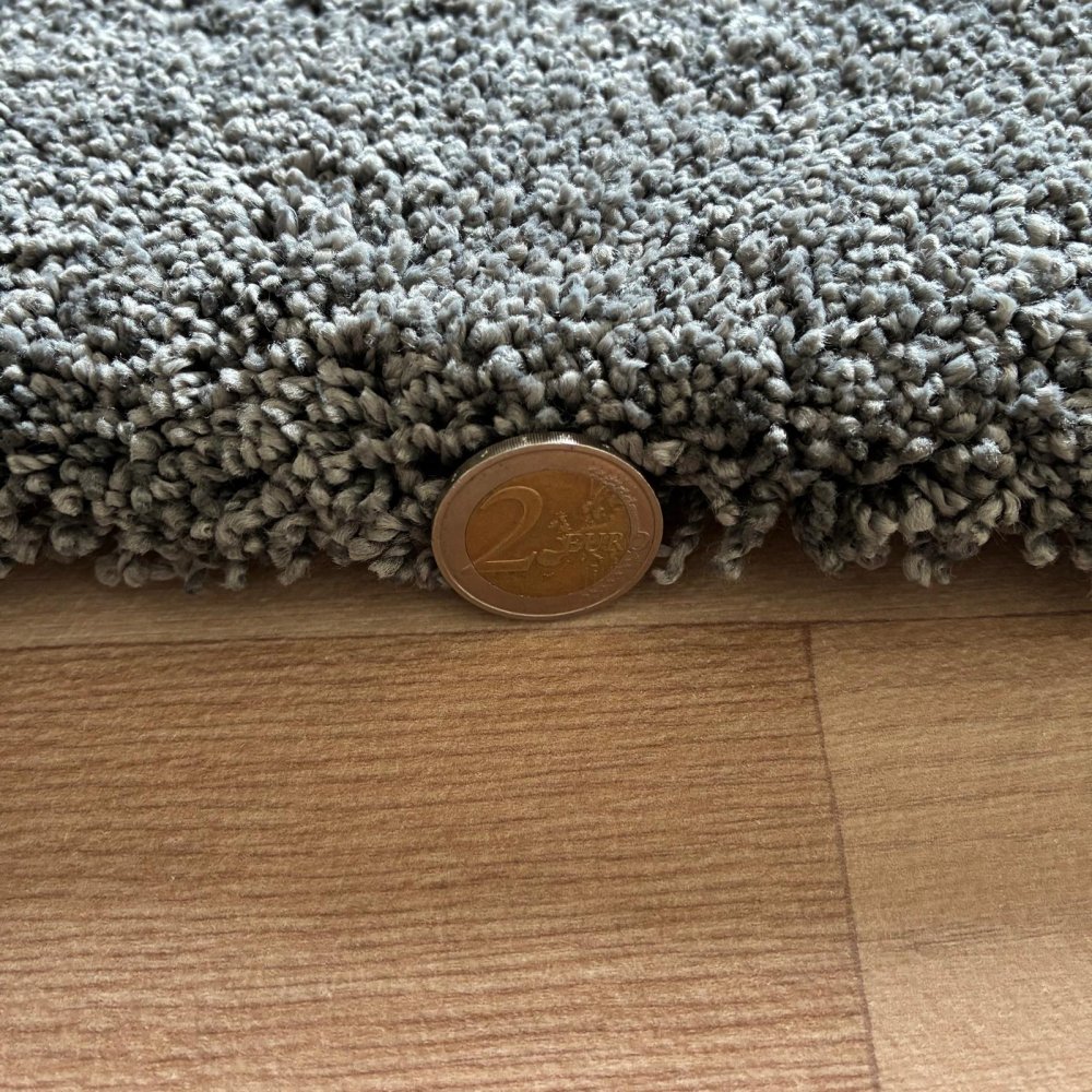 Tapis sur mesure gris foncé épais et moelleux