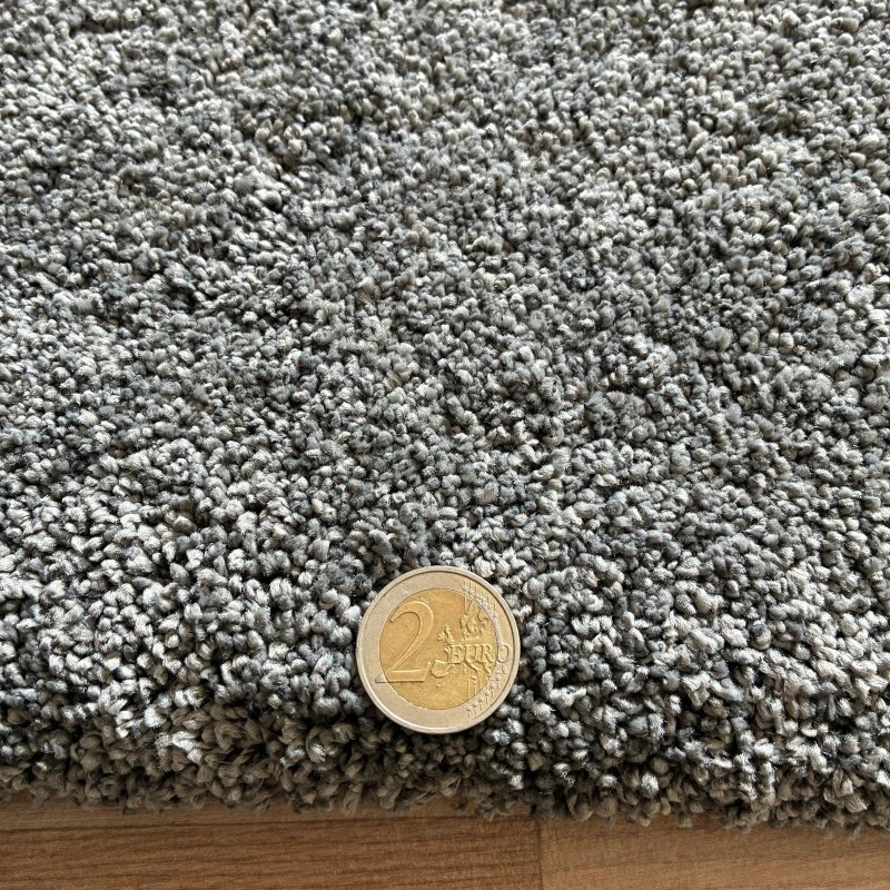 Tapis sur mesure gris foncé épais et moelleux