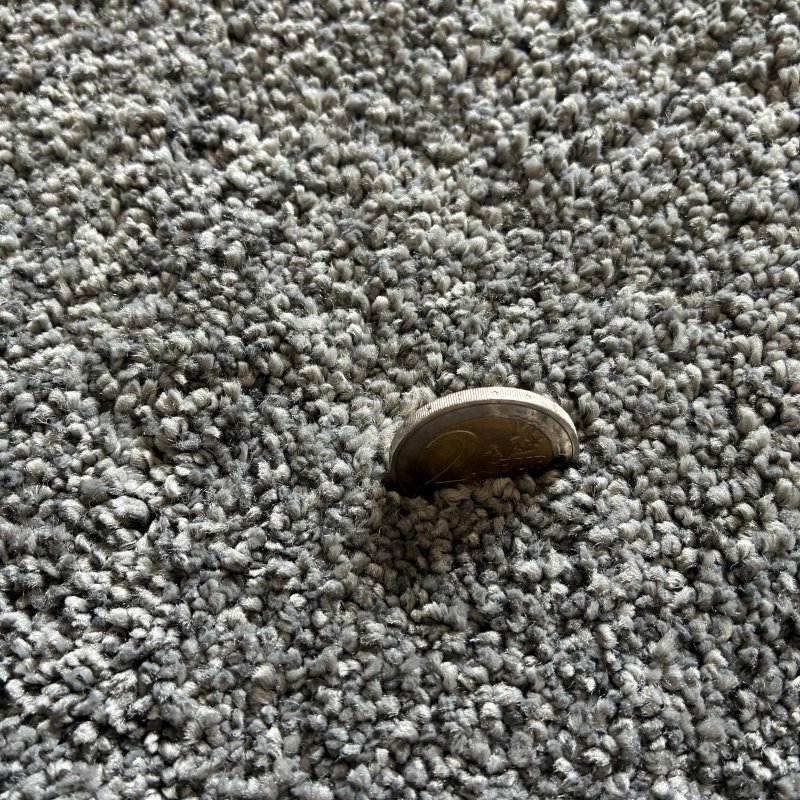 Tapis sur mesure gris foncé épais et moelleux