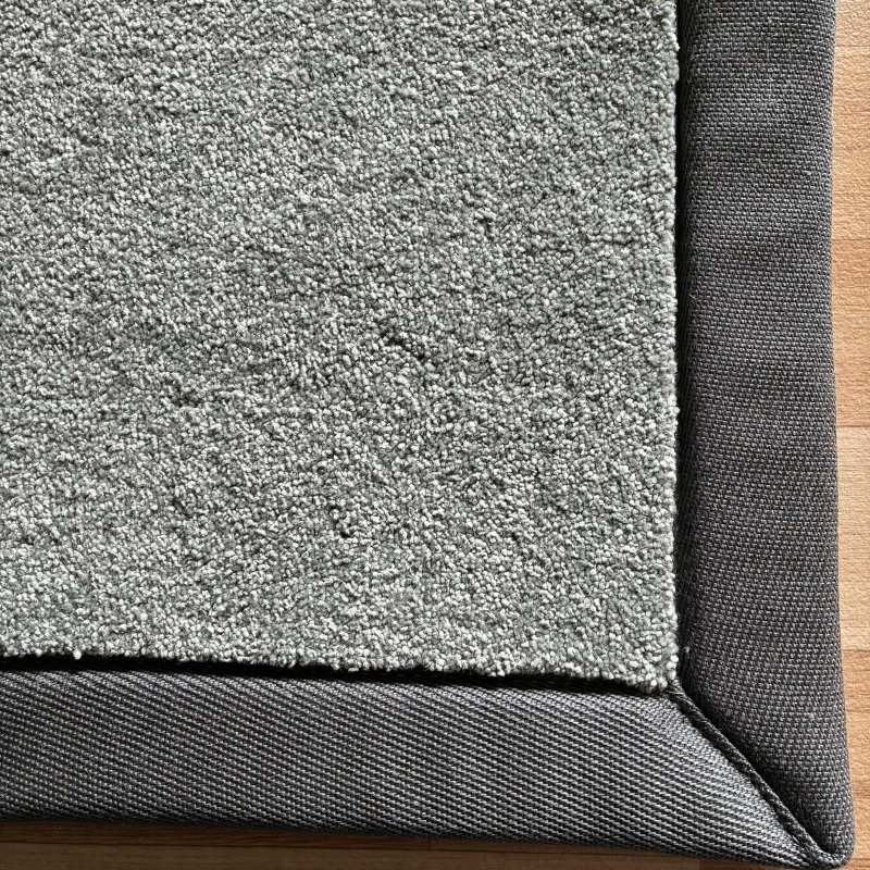 Tapis sur mesure gris clair doux et résistant finition gansée