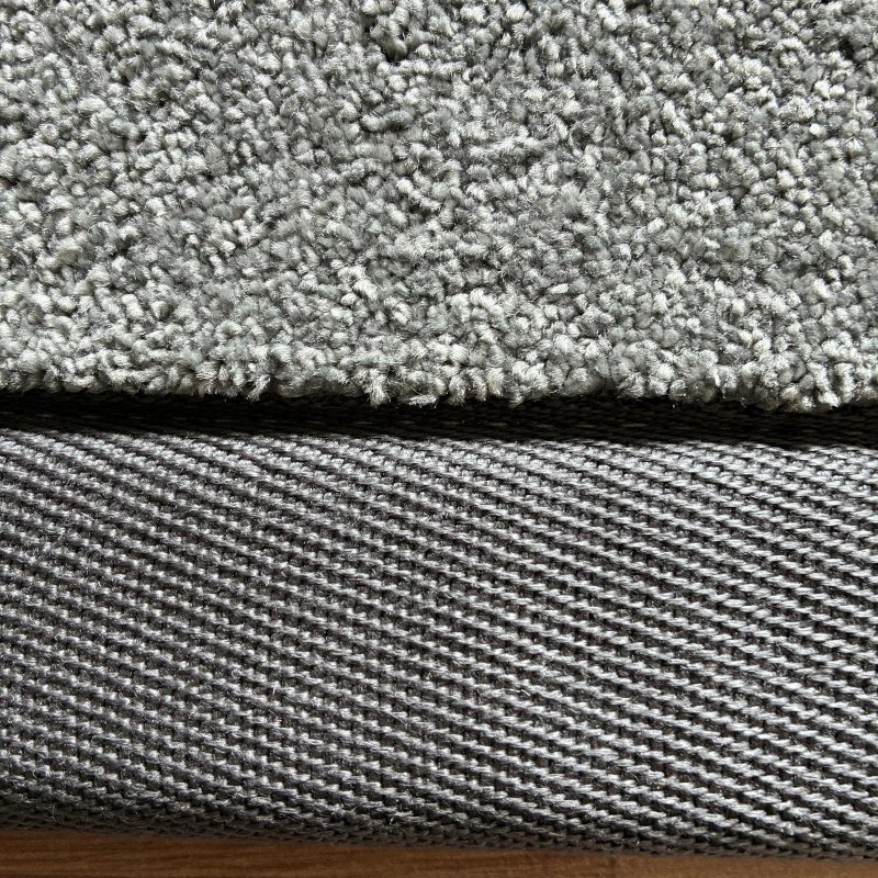 Tapis sur mesure gris clair doux et résistant finition gansée