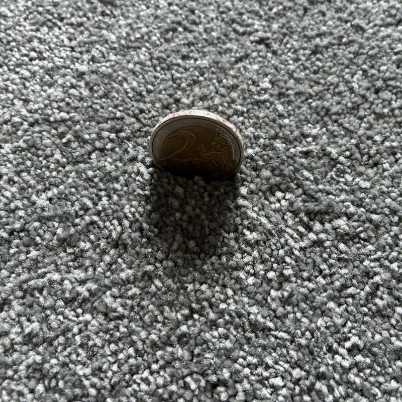 Tapis sur mesure gris clair doux et résistant finition gansée