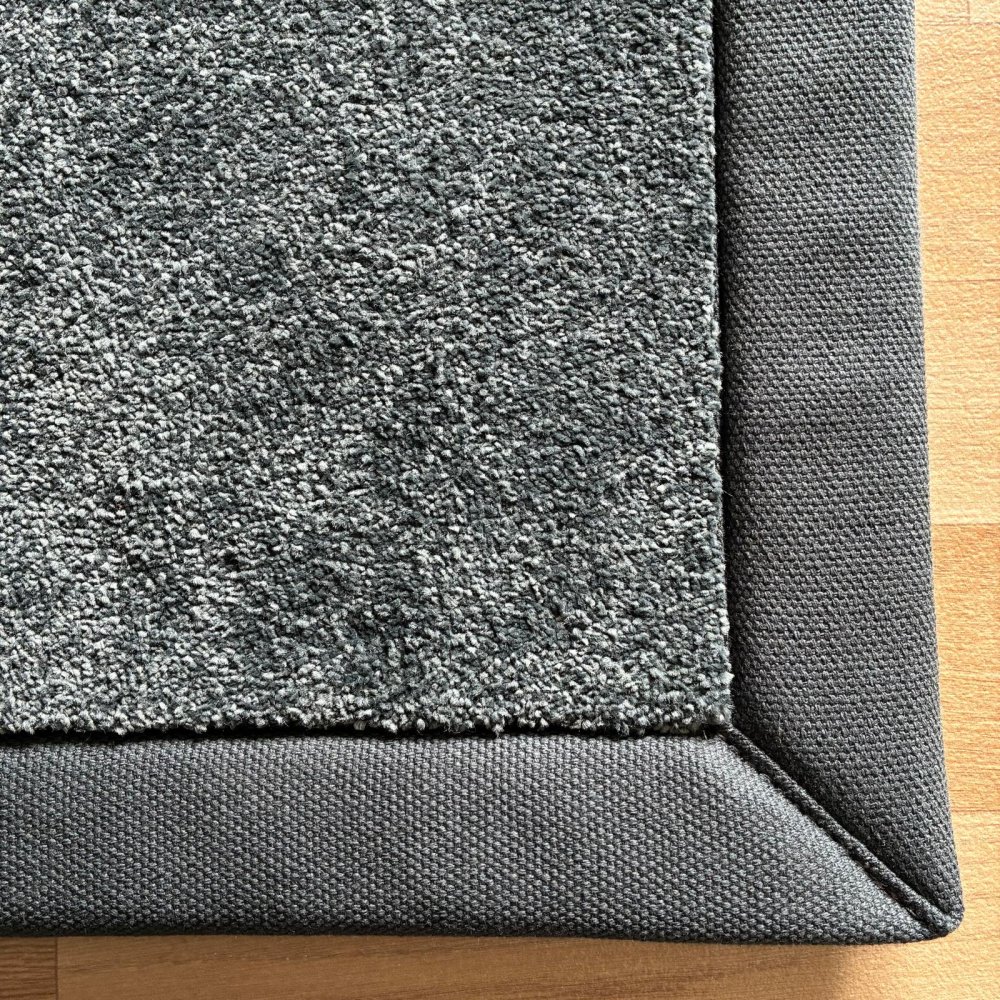 Tapis sur mesure gris foncé doux et résistant finition gansée