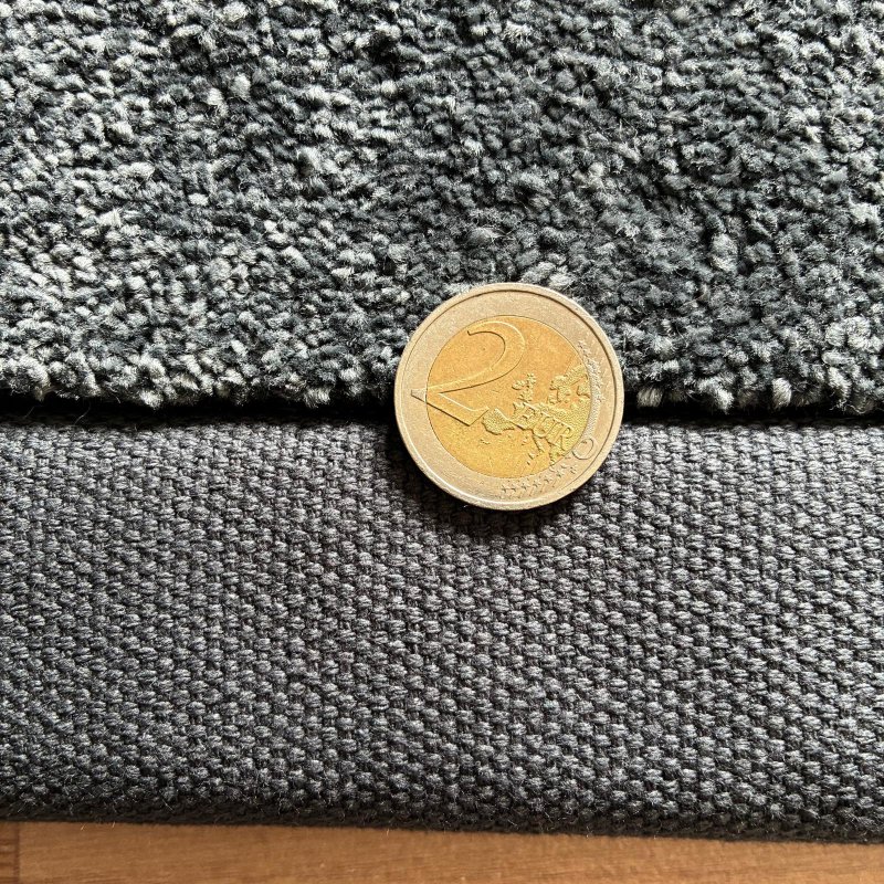 Tapis sur mesure gris foncé doux et résistant finition gansée