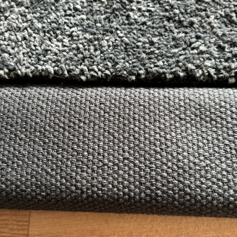 Tapis sur mesure gris foncé doux et résistant finition gansée