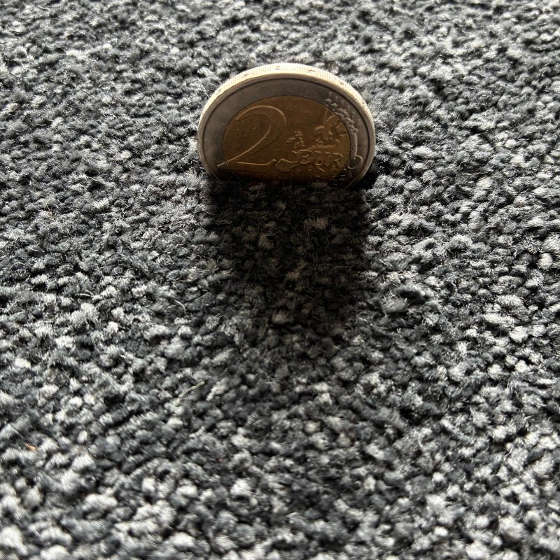 Tapis sur mesure gris foncé doux et résistant finition gansée