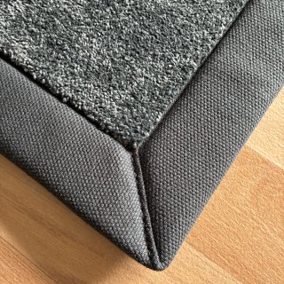 Tapis sur mesure gris foncé doux et résistant finition gansée