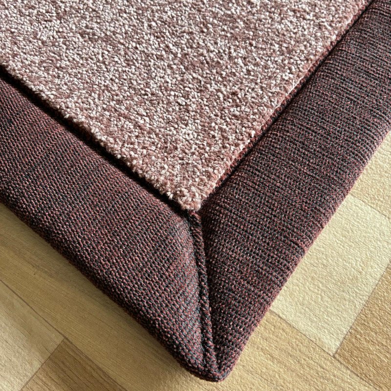 Tapis sur mesure rose doux et résistant finition gansée