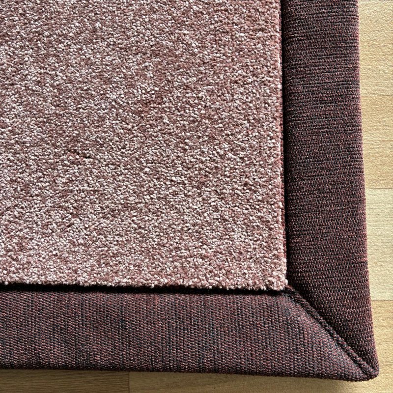 Tapis sur mesure rose doux et résistant finition gansée
