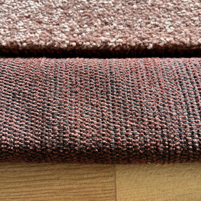 Tapis sur mesure rose doux et résistant finition gansée