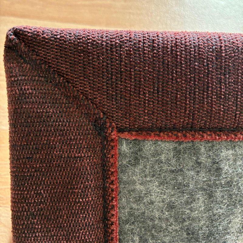 Tapis sur mesure rose doux et résistant finition gansée