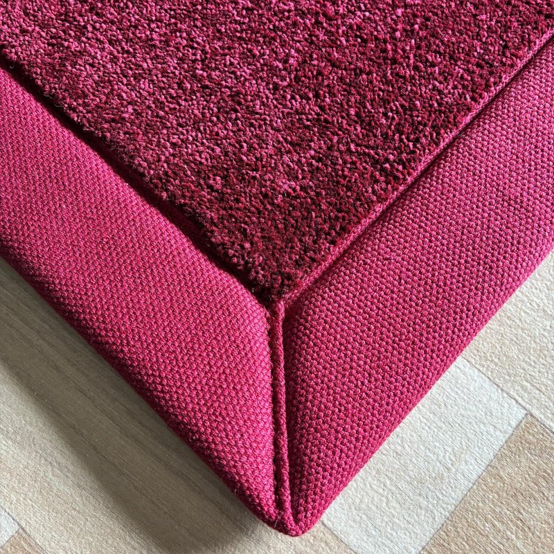 Tapis sur mesure rose doux et résistant finition gansée