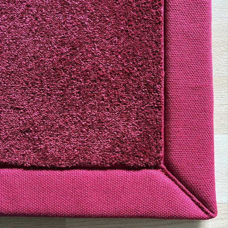 Tapis sur mesure rose doux et résistant finition gansée