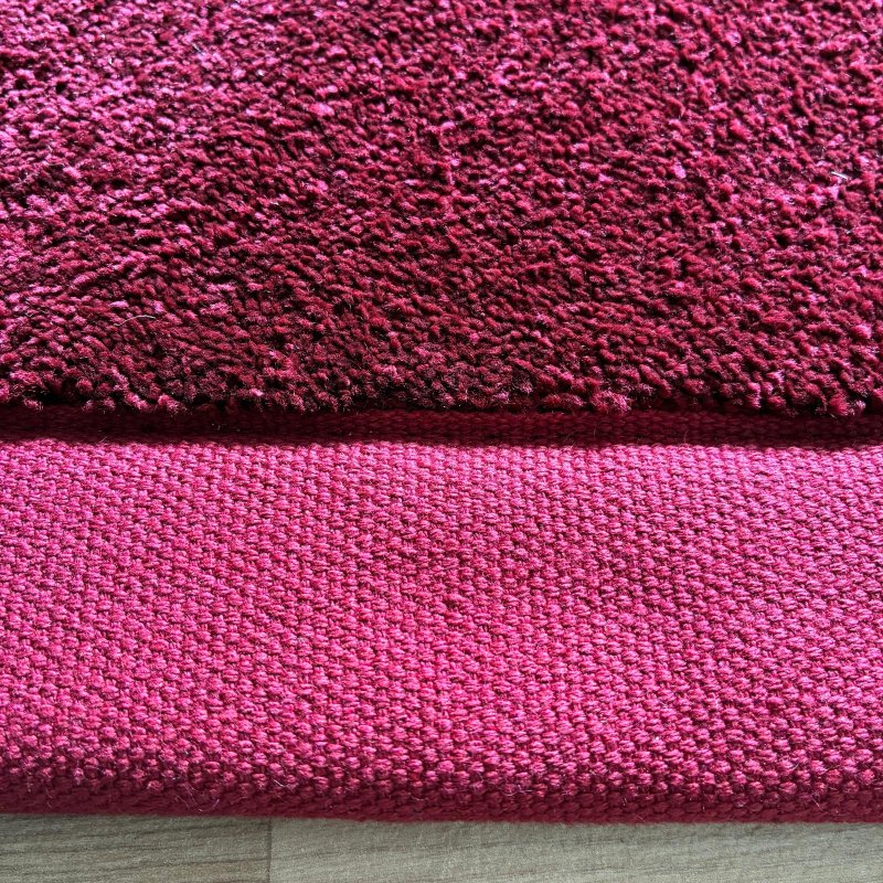 Tapis sur mesure rose doux et résistant finition gansée