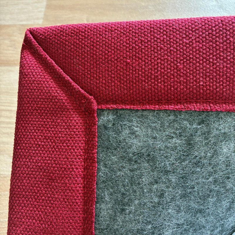 Tapis sur mesure rose doux et résistant finition gansée