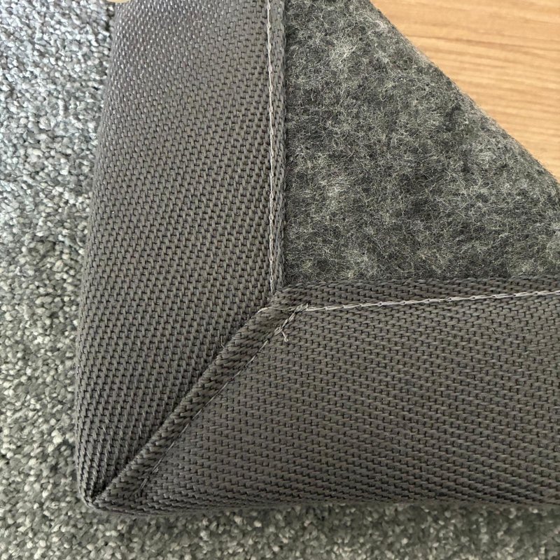 Tapis sur mesure gris clair doux et résistant finition gansée