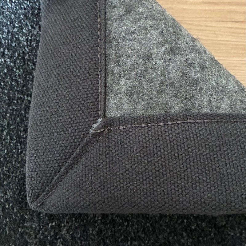 Tapis sur mesure gris foncé doux et résistant finition gansée